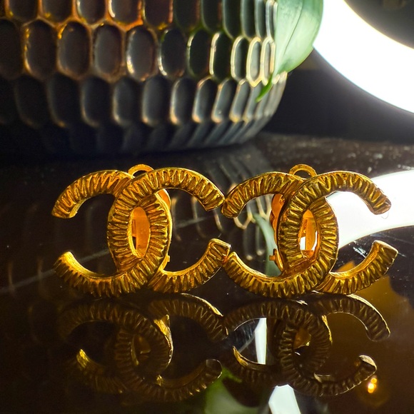 LOT 1802 24K gold plated CHANEL vintage CC clip on earrings from 70s - Picture 1 of 4
